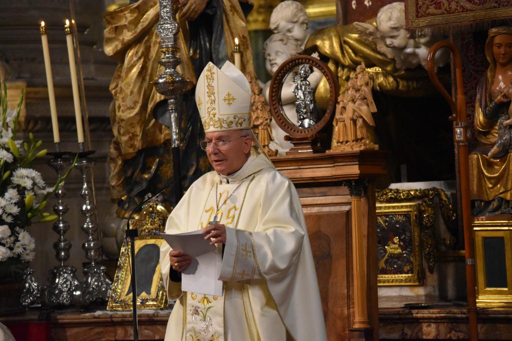 Monseñor Amadeo Rodríguez Magro en la misa de despedida de su episcopado