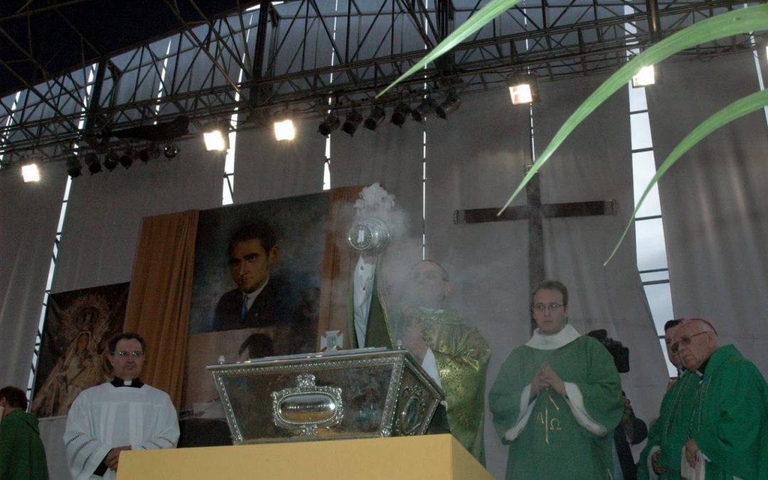 Monseñor Amato incensa la urna con los restos del beato Lolo