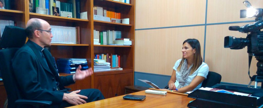 Irene Pozo entrevistando a D. Javier Prades