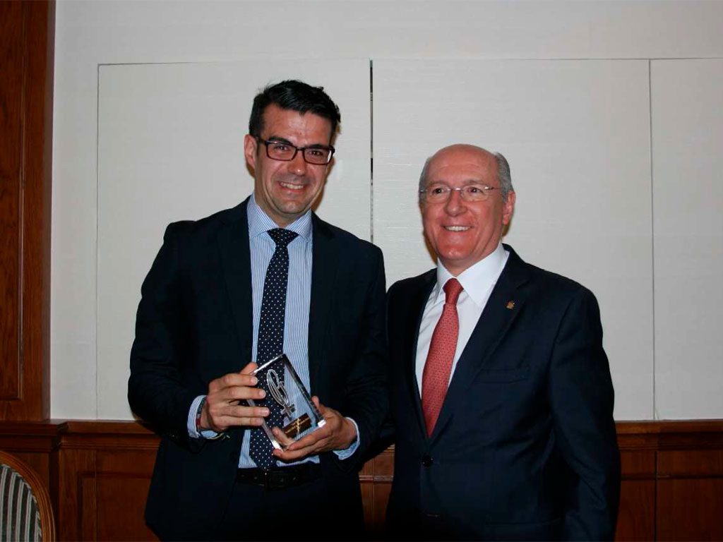 José Beltrán muestra su premio Lolo, junto a Carlos Romero